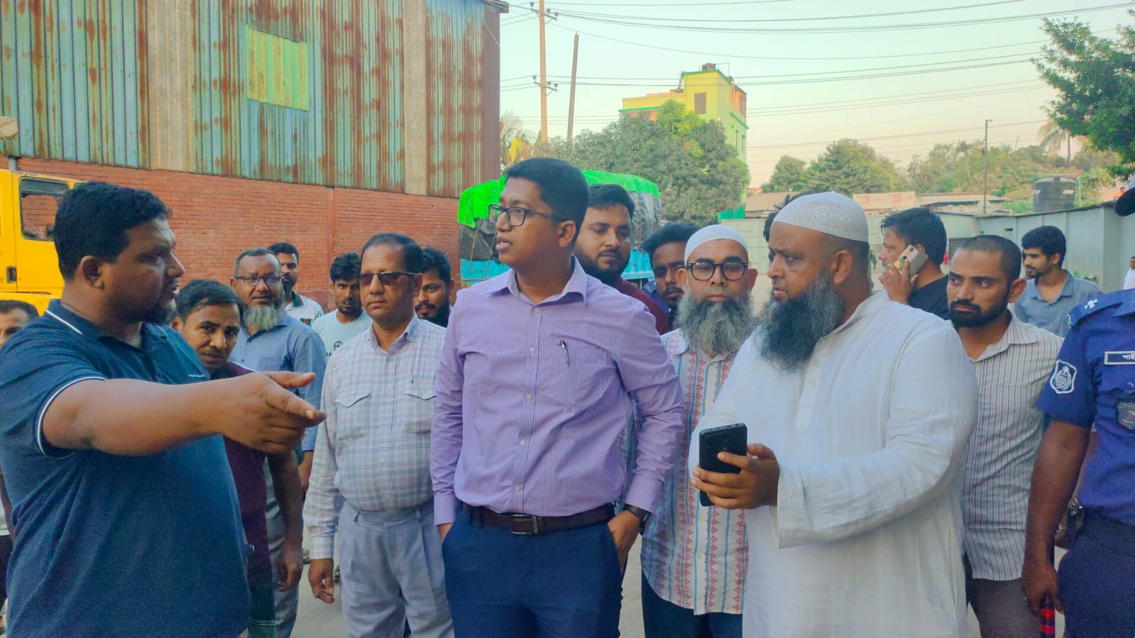 রূপগঞ্জে মানববন্ধনের পর সরকারি খাল ও খাস সম্পত্তি  দখলমুক্ত করতে  উপজেলা প্রশাসনের পরিদর্শন