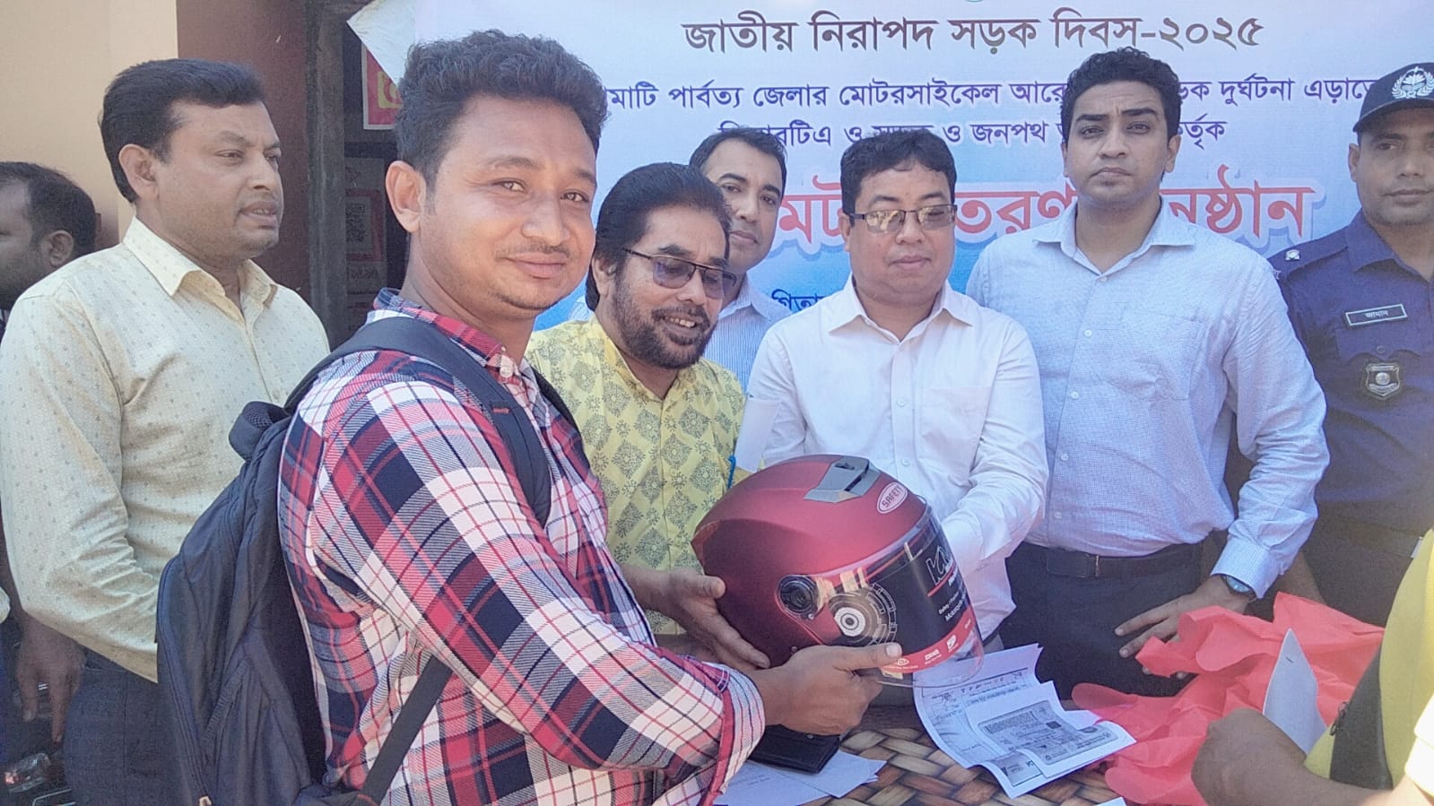 রাঙামাটিতে জাতীয় নিরাপদ সড়ক দিবস উপলক্ষে র‌্যালী, আলোচনা সভা ও হেলমেট বিতরণ