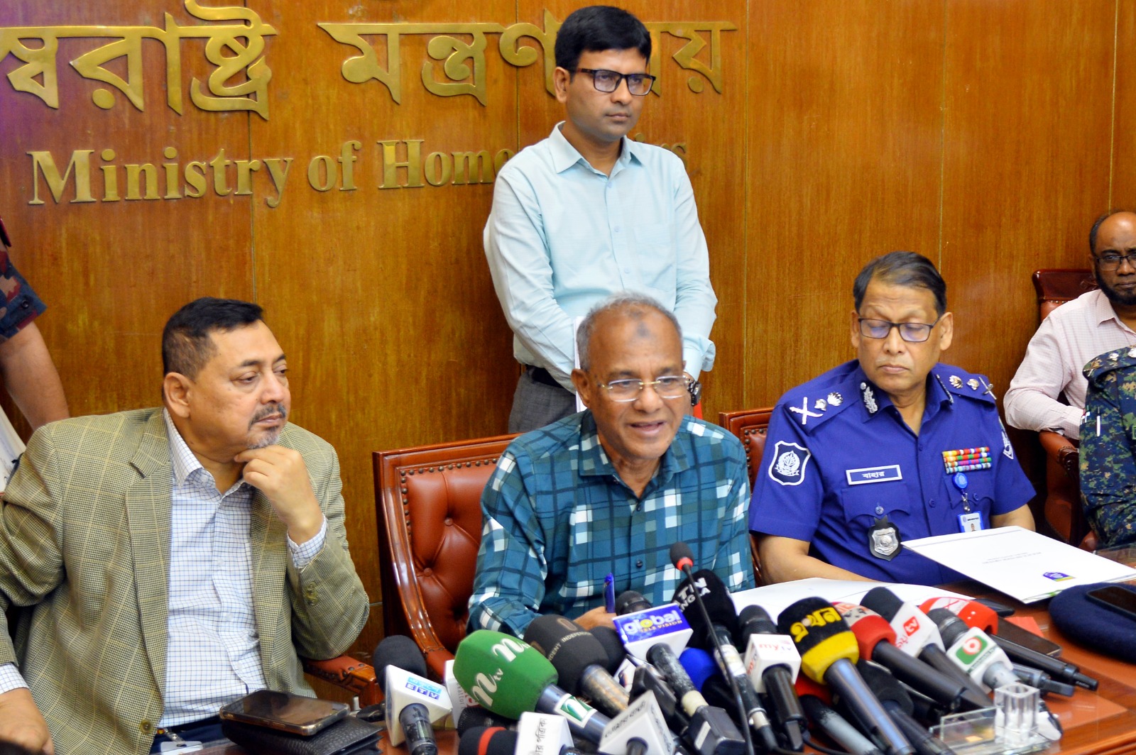 নির্বাচনের আগে গ্রাহক প্রতি সিমের সংখ্যা কমিয়ে আনা হবে- স্বরাষ্ট্র উপদেষ্টা