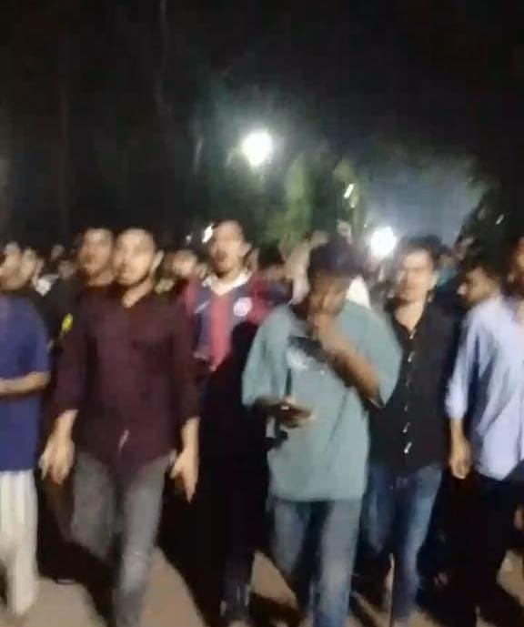 হিন্দুত্ববাদী উগ্র সংগঠন ইসকন নিষিদ্ধের দাবীতে রাতে বিক্ষোভ মিছিলকরে পটুয়াখালী ভার্সিটির শিক্ষার্থীরা।।