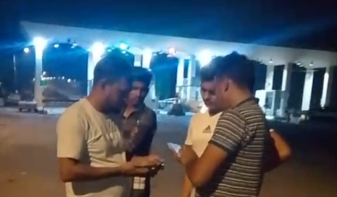 দুমকি উপজেলায়, পায়রা সেতুতে ওজন স্কেলে কারচুপি চুক্তিতে ছাড় পাচ্ছে ওভারলোড ট্রাক।।