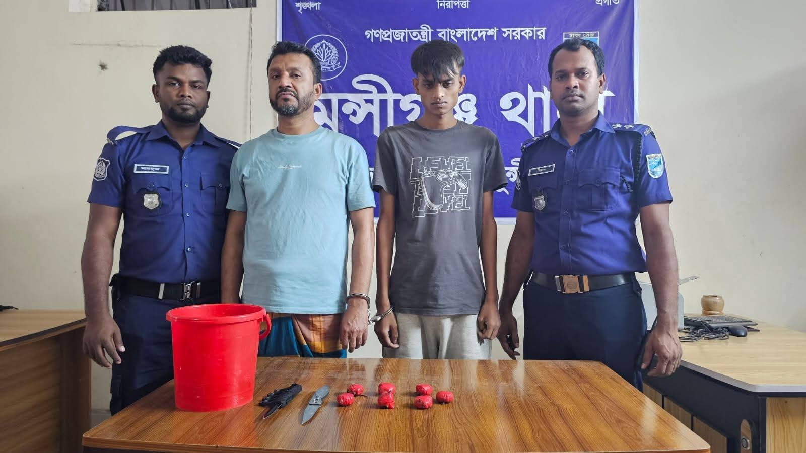 মোল্লাকান্দিতে সেনাবাহিনী ও পুলিশের যৌথ অভিযানে অস্ত্র ও ককটেল উদ্ধার, দুইজন গ্রেফতার