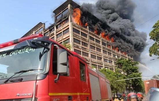 চট্টগ্রাম ইপিজেডে কারখানায় আগুন নিয়ন্ত্রণে যোগ দিয়েছে সেনা ও নৌবাহিনী
