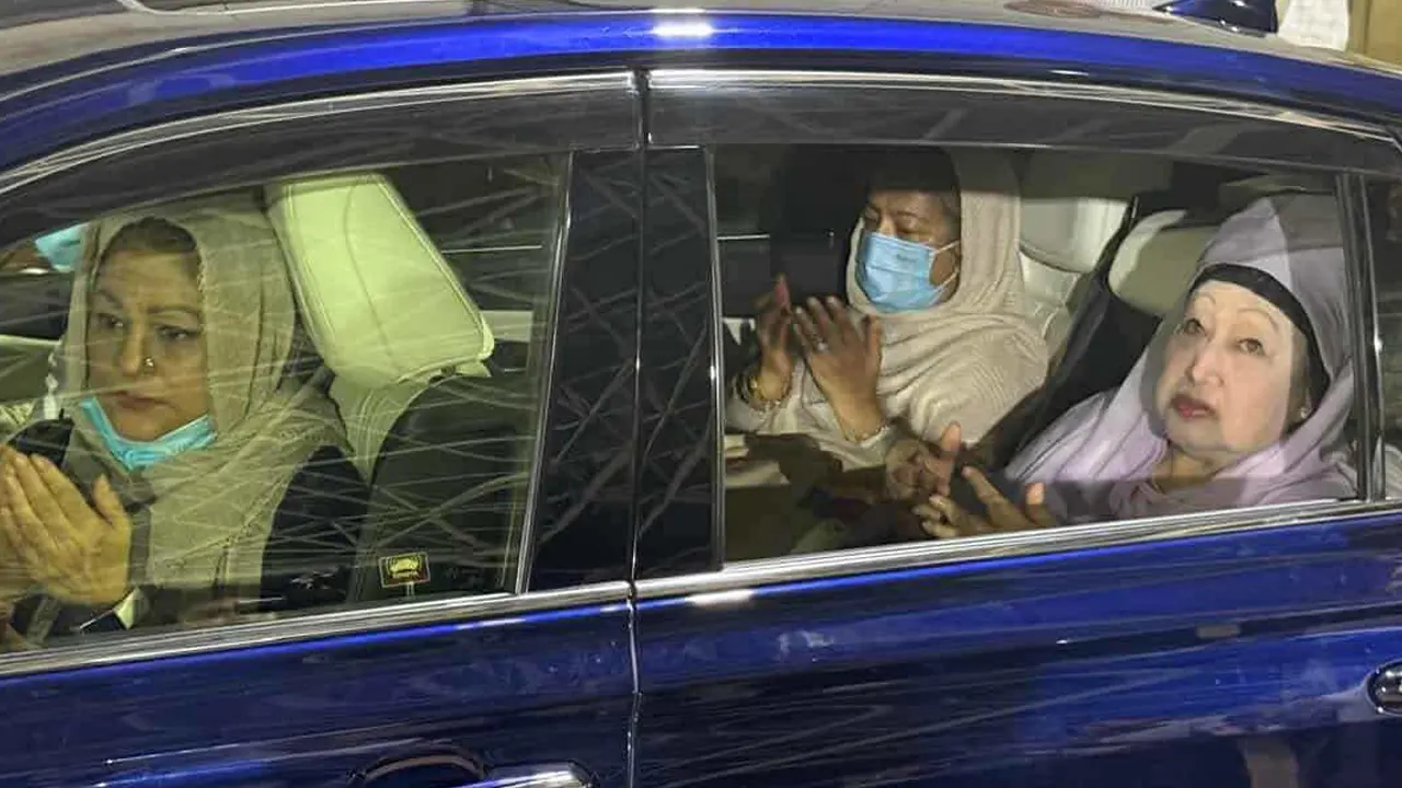 শহীদ রাষ্ট্রপতি জিয়াউর রহমানের মাজার জিয়ারত করেন বেগম খালেদা জিয়া 