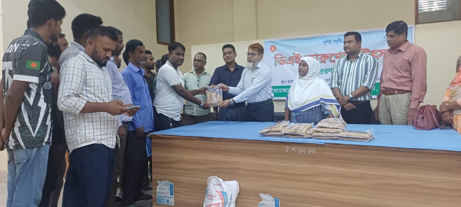 ঠাকুরগাঁওয়ে ১২৫ জুলাই যোদ্ধাকে উচ্চ ফলনশীল সরিষা বীজ বিতরণ