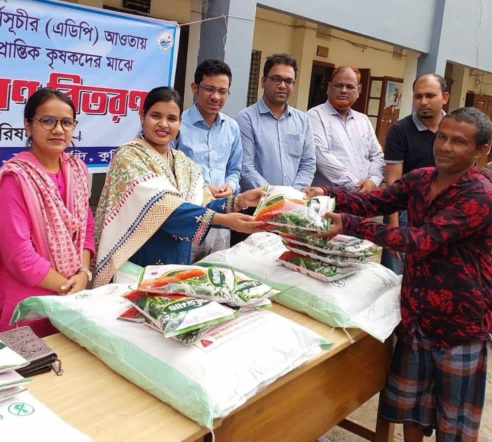 দাউদকান্দিতে কৃষকদের মাঝে বিনামূল্যে ভুট্টার বীজ বিতরণ