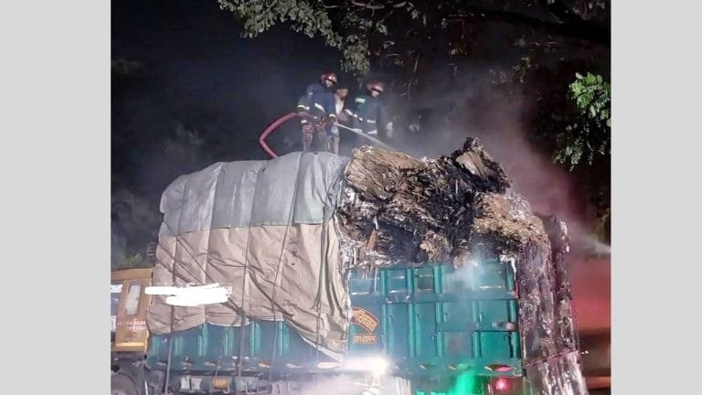 মুন্সীগঞ্জে মধ্যরাতে থেমে থাকা ঝুটবোঝাই ট্রাকে আগুন