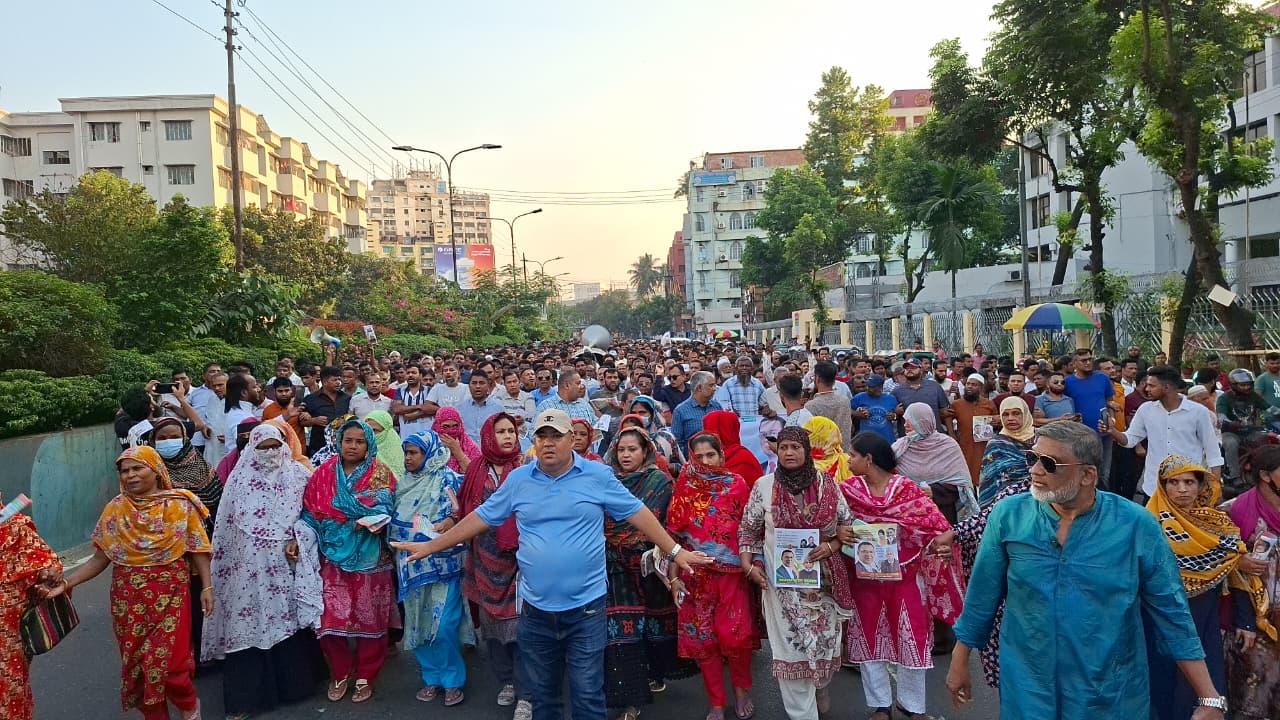 ঢাকা–১২ আসনে আনোয়ারুজ্জামান আনোয়ারকে ধানের শীষে মনোনয়ন দেওয়ার দাবিতে জনতার ঢল