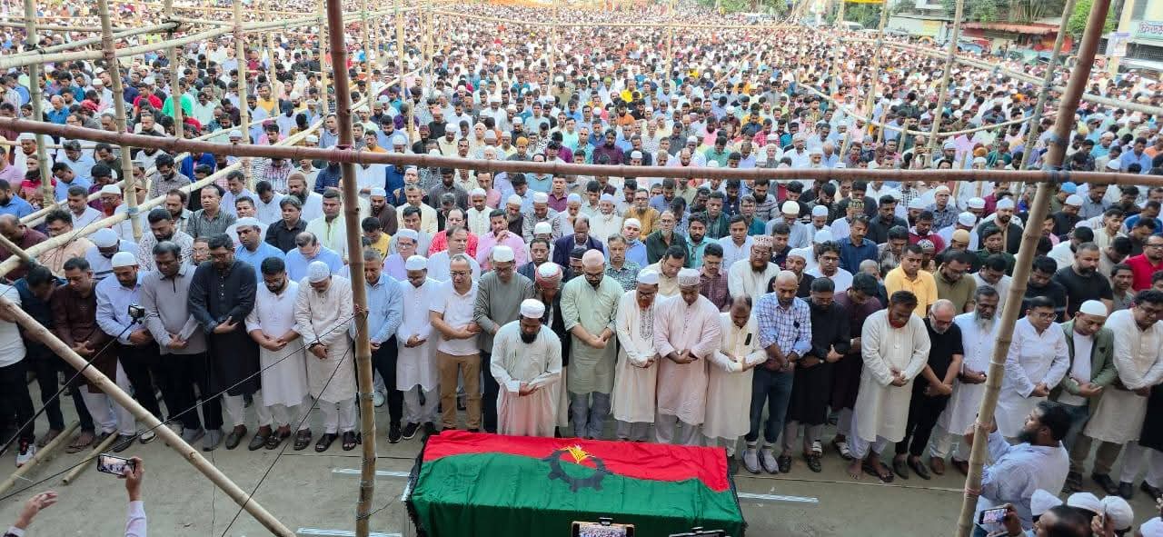 পল্লবীতে দূবৃত্তদের গুলিতে নিহত যুবদল নেতা গোলাম কিবরিয়ার জানাজায় মানুষের ঢল