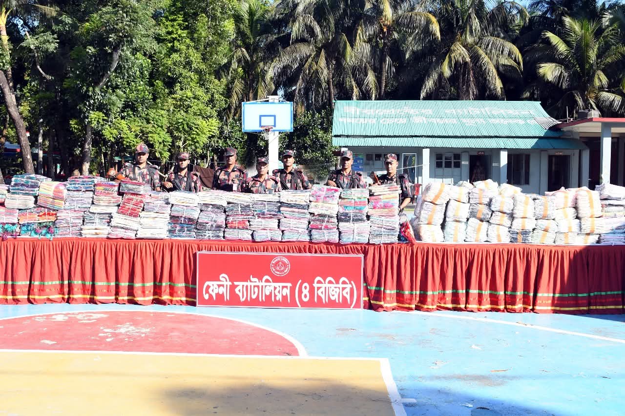 ফেনী সীমান্তে কোটি টাকার ভারতীয় মালামাল জব্দ করেছে(৪ বিজিবি)
