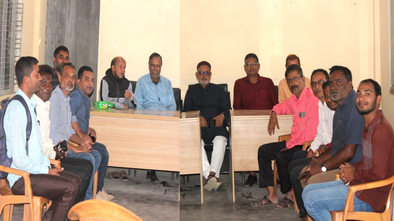 ধানের শীষ প্রতীকের মনোনীত প্রার্থী মনজুরুল ইসলাম মঞ্জুর সাথে সাংবাদিকদের কুশল বিনিময়