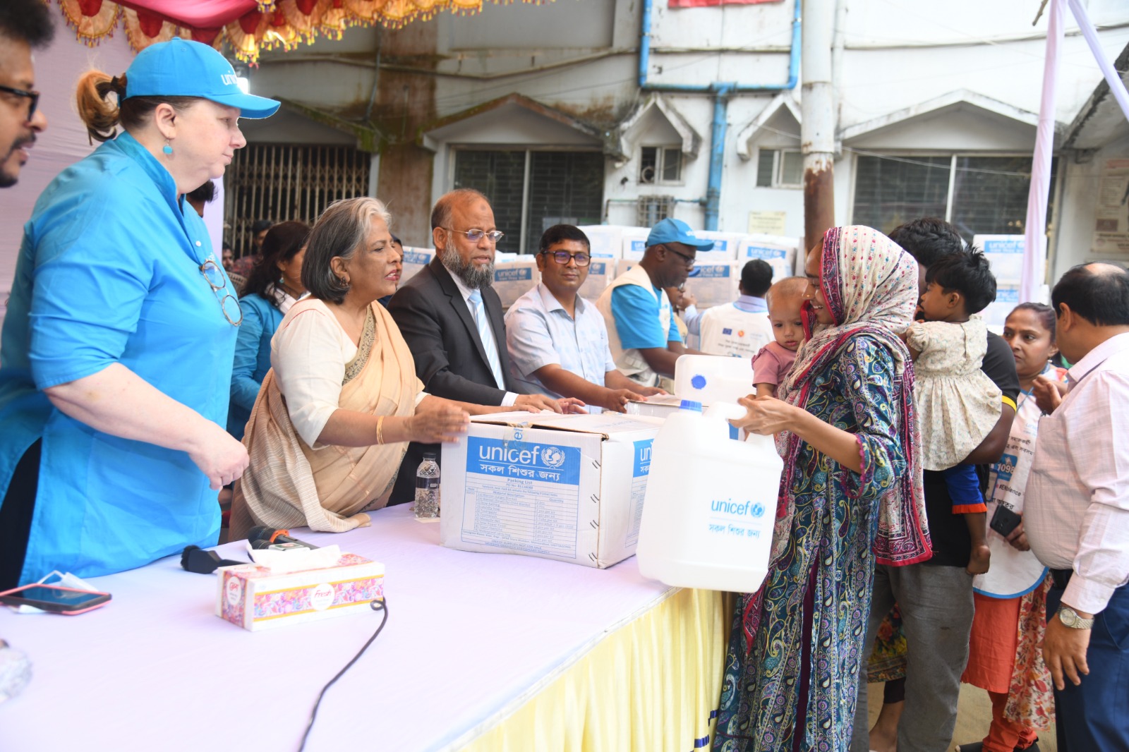 কড়াইল বস্তিতে অগ্নিকাণ্ডে ক্ষতিগ্রস্ত শিশুর পরিবারের মাঝে ত্রাণ সামগ্রী কিটবক্স বিতরণ করেন সমাজকল্যাণ উপদেষ্টা