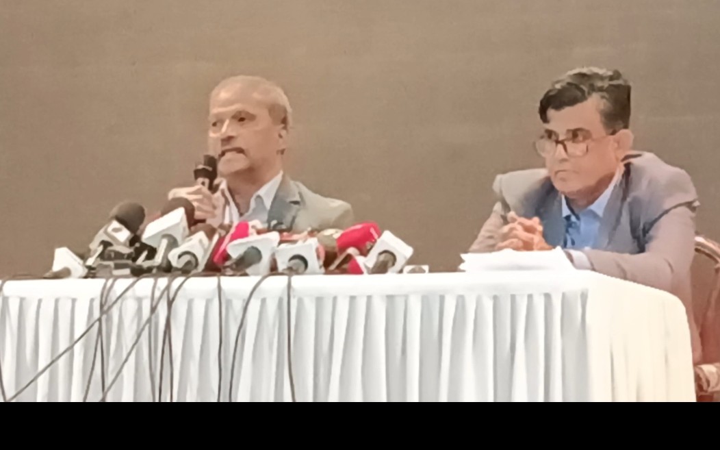 শেখ হাসিনা ও আসাদুজ্জামান খান কামালকে ফেরত দেওয়ার জন্য অন্তর্বর্তী সরকার ভারতকে চিঠি দেবে বলে জানান : আইন উপদেষ্টা