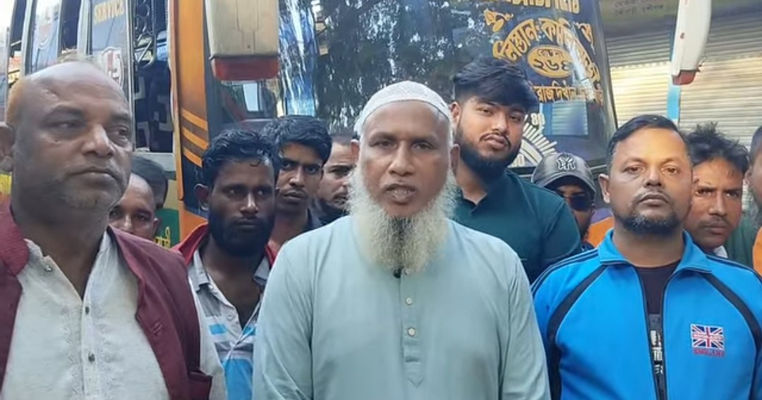 টঙ্গিবাড়ীতে বাস শ্রমিকদের মারধর করায় বাস মালিক শ্রমিকদের ধর্মঘট, হাজার হাজার যাত্রীদের দুর্ভোগ