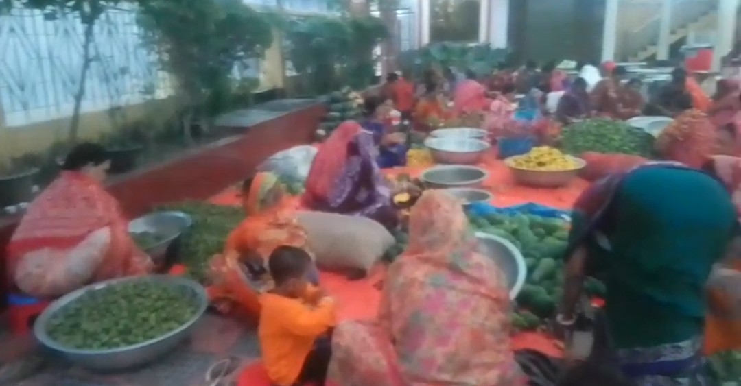 কালিহাতী কেন্দ্রীয় জয় কালীবাড়ি মন্দিরে ভক্ত সেবার আয়োজন চলছে।