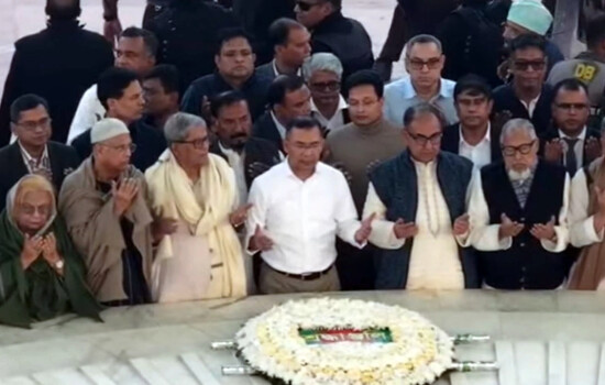 দীর্ঘ ১৭ বছর পর শহীদ জিয়ার কবর জিয়ারত করলেন তারেক রহমান