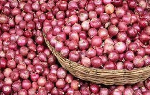 কৃত্রিম সংকটে এক লাফে কেজিতে ৩০ টাকা বেড়েছে পেঁয়াজের দাম