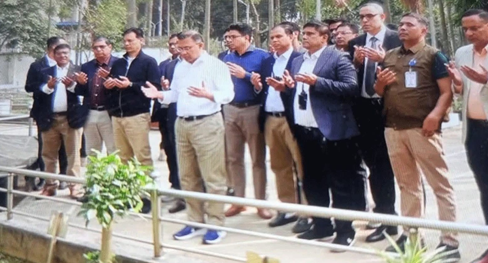 পিলখানা ট্র্যাজেডিতে শহীদ সেনা কর্মকর্তাদের কবর জিয়ারত করলেন তারেক রহমান