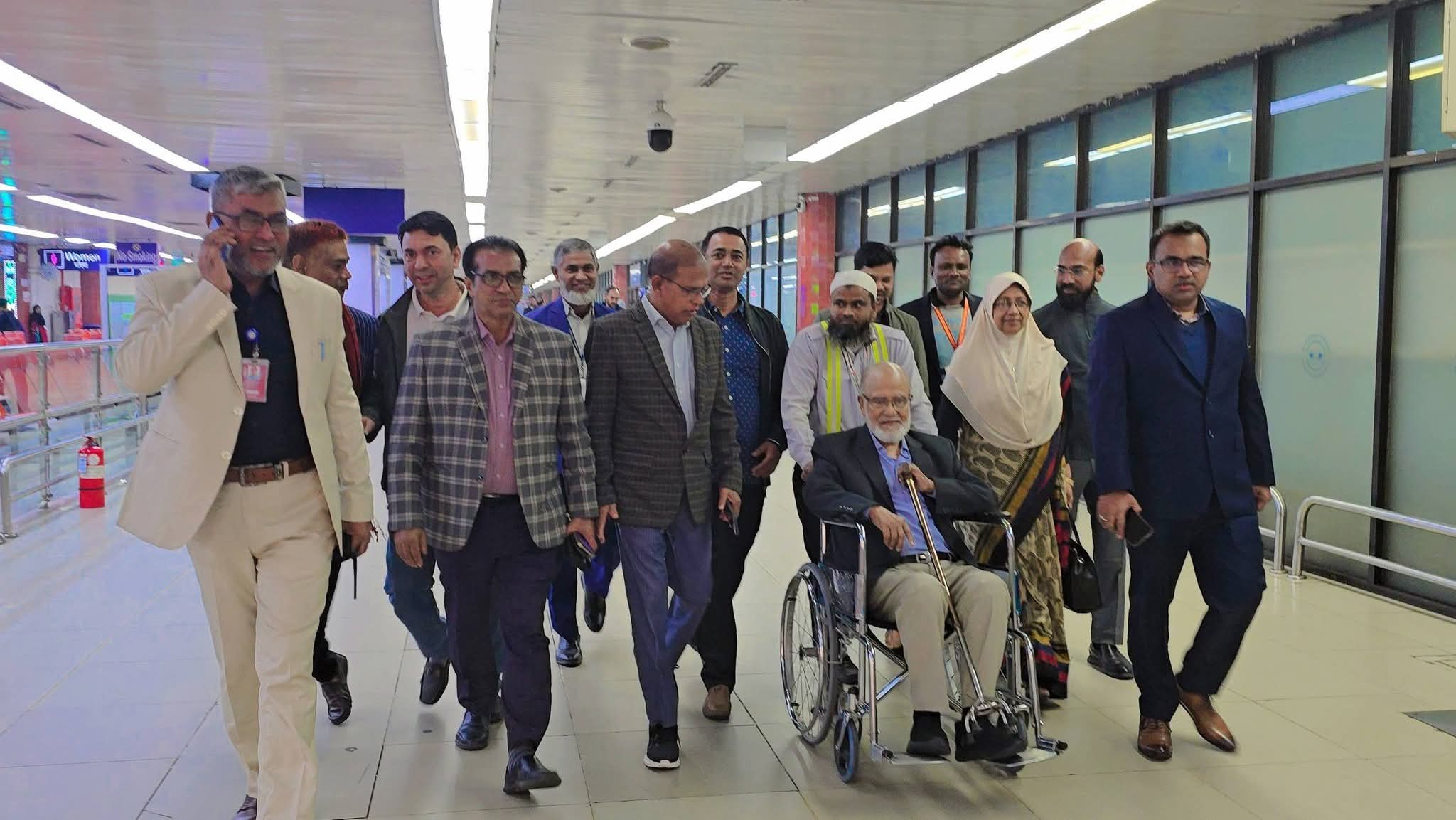 সিঙ্গাপুর থেকে দেশে ফিরলেন ড. খন্দকার মোশাররফ হোসেন