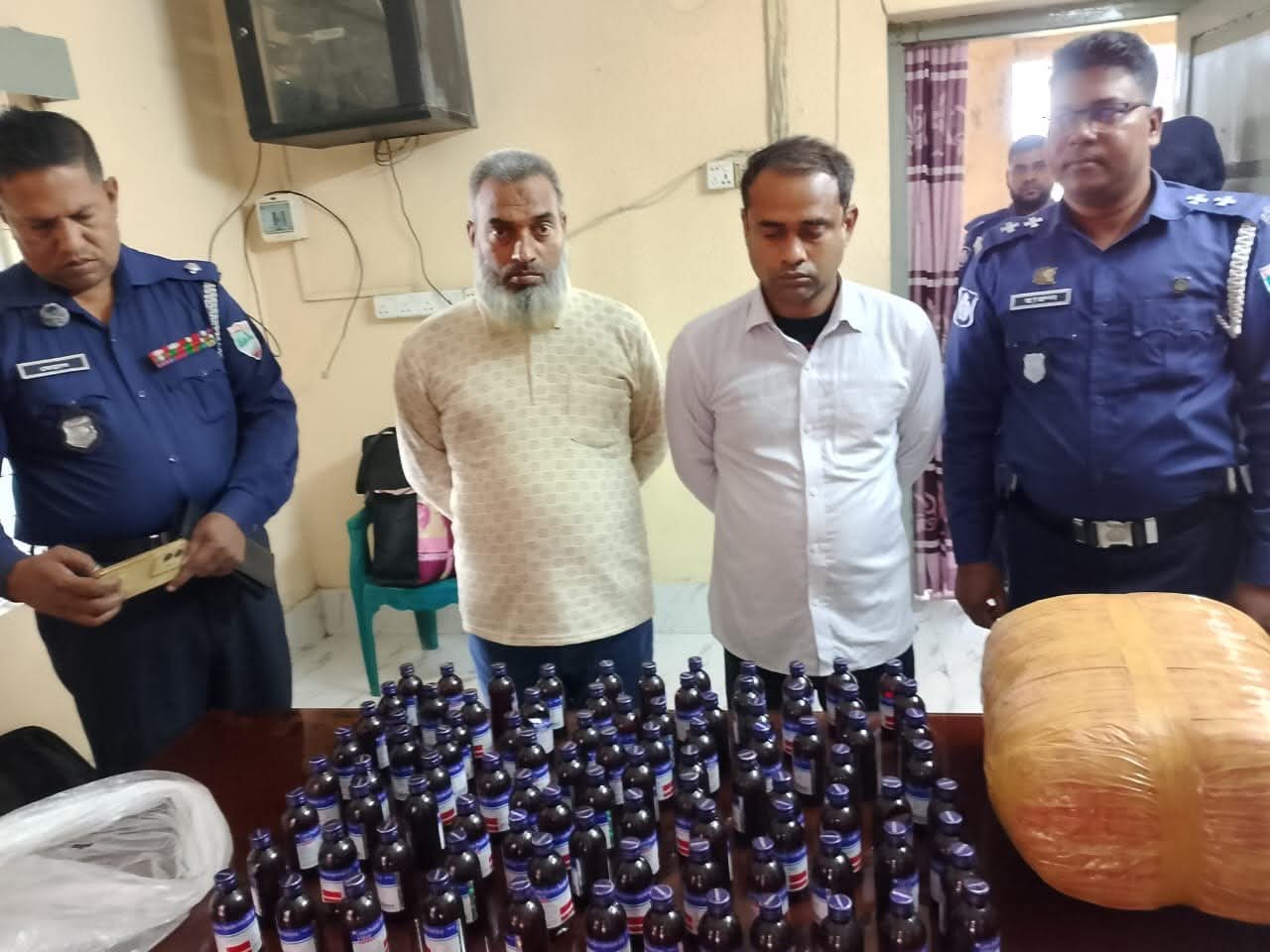 ফুলতলা থানা পুলিশের অভিযানে ১০ কেজি গাঁজা ও ৯২ বোতল ESKUF সিরাপ আটক ৩