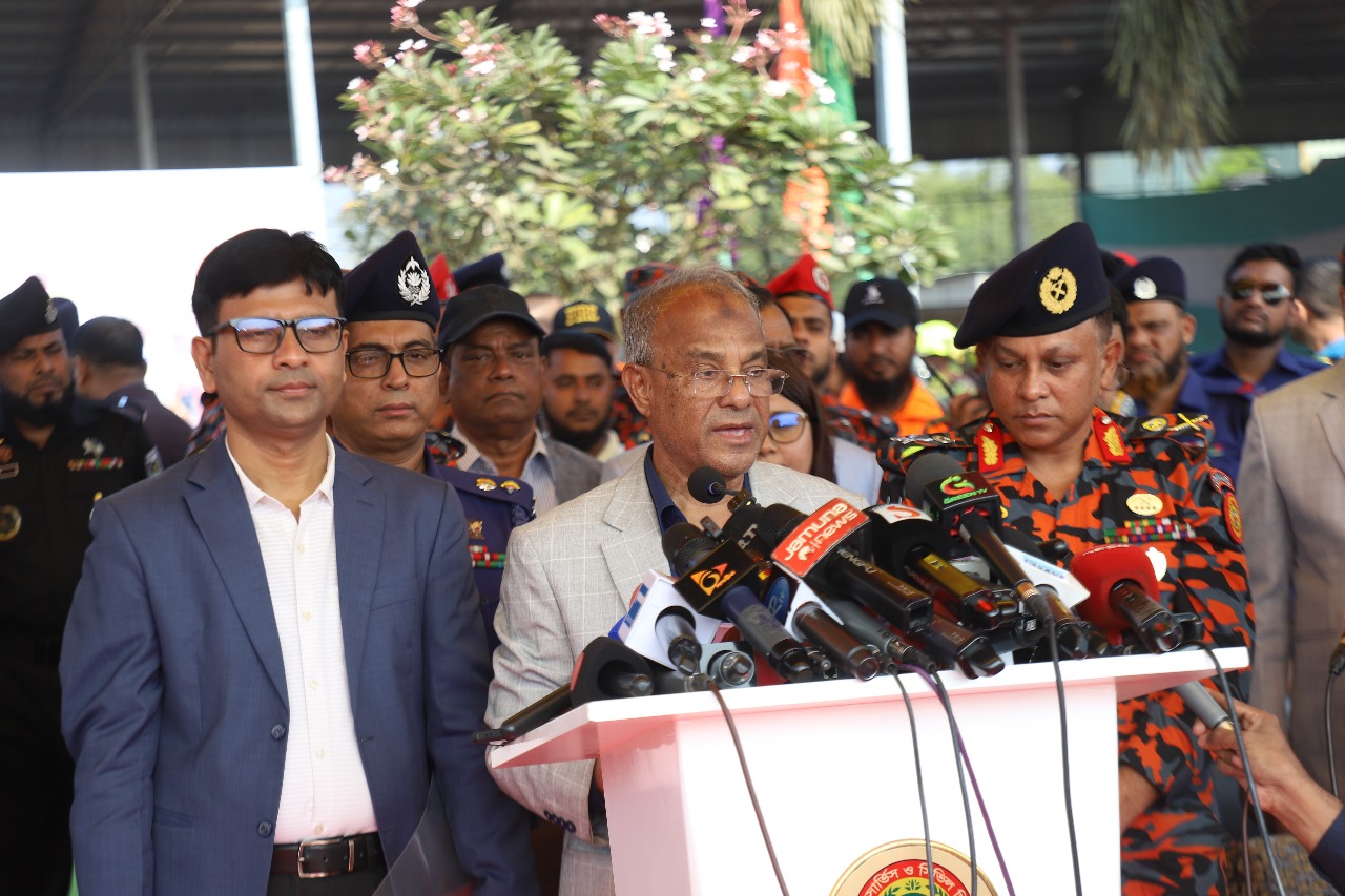 ফায়ার সার্ভিসের ভলান্টিয়ারদের সুযোগ-সুবিধা প্রদান ও প্রশিক্ষণের মান বৃদ্ধির চিন্তাভাবনা করছে সরকার- স্বরাষ্ট্র উপদেষ্টা