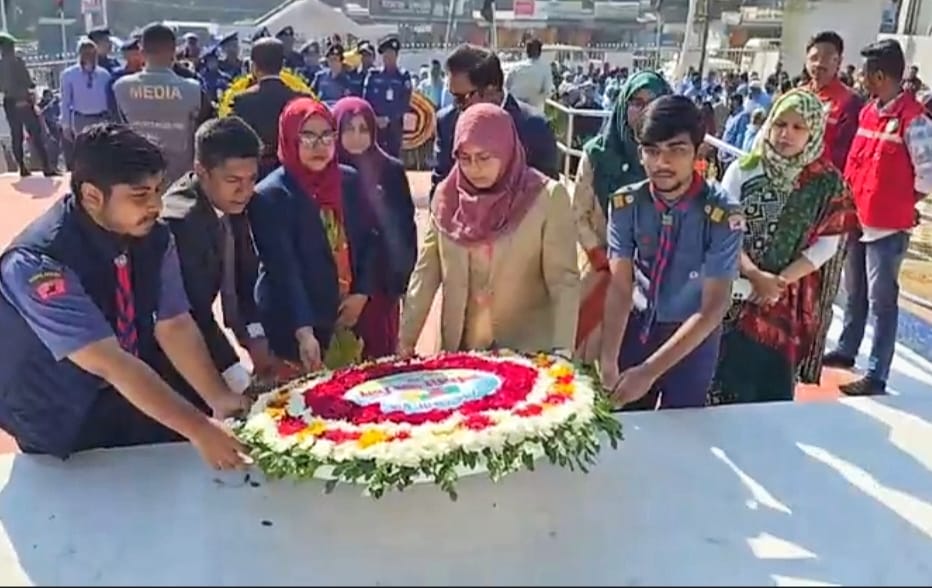 ফেনী হানাদার মুক্ত দিবস উপলক্ষে শ্রেষ্ঠ সন্তানদের স্মরণে পুষ্পস্তবক অর্পন