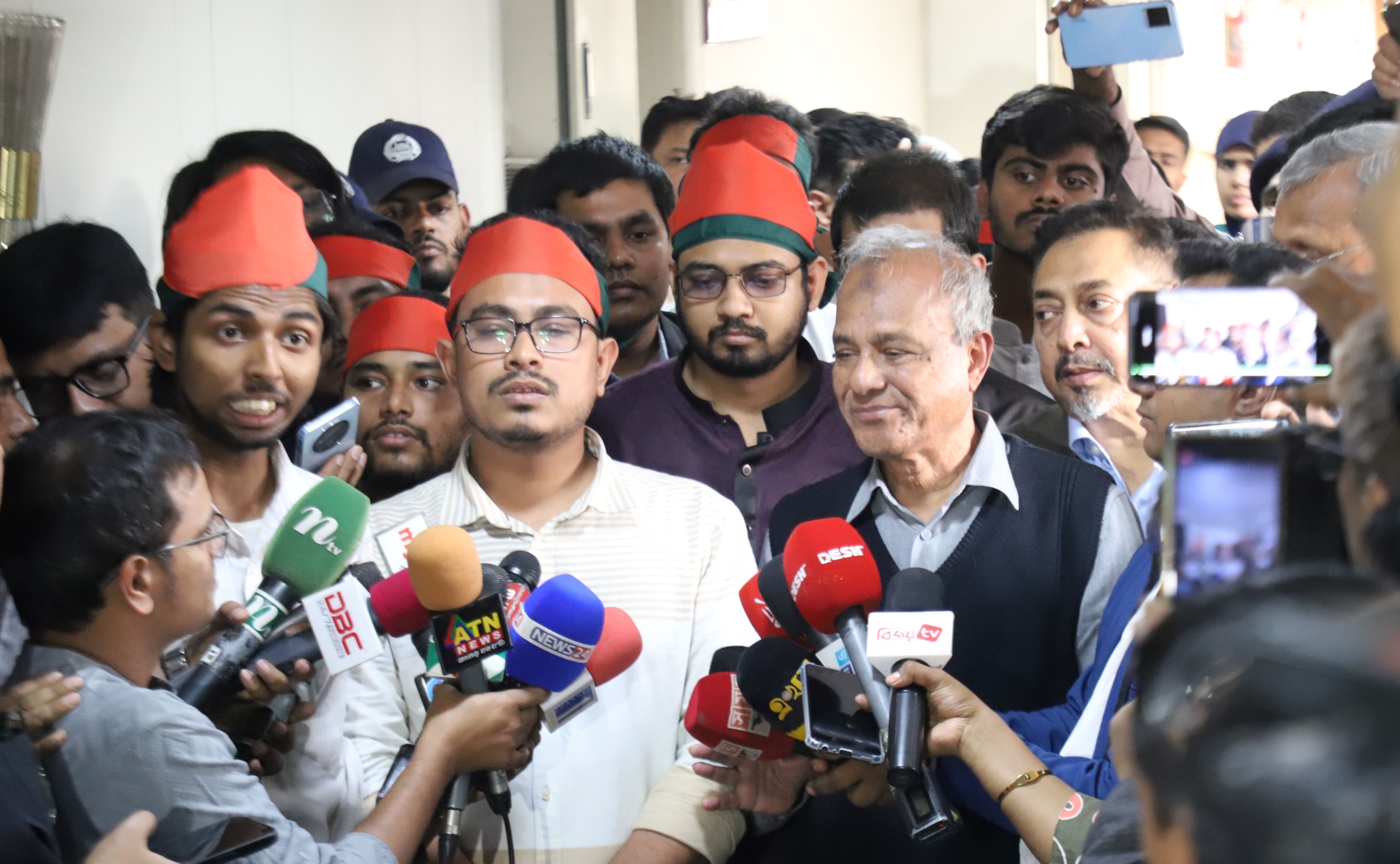 হাদি গুলির ঘটনায় ৩ দফা দাবি ডাকসু ভিপির, দ্রুত বাস্তবায়নের আশ্বাস স্বরাষ্ট্র উপদেষ্টার