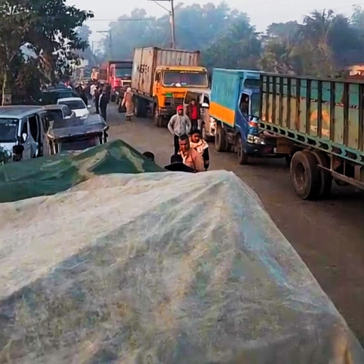 চরম ভোগান্তিতে যাত্রী, চালক ও স্থানীয় ব্যবসায়ীরা