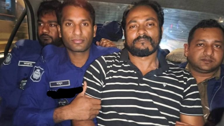 মুন্সিগঞ্জের একাধিক হত্যা মামলার আসামি শীর্ষ সন্ত্রাসী লালু তার তিন সহযোগী সহ গ্রেফতার