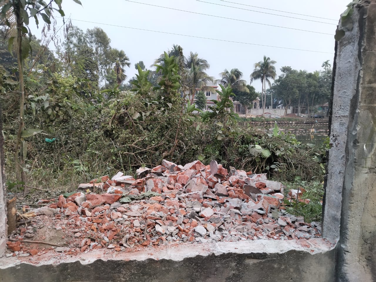 দাউদকান্দিতে প্রবাসীর পৈতৃক সম্পত্তি দখলের চেষ্টা ও ভাঙচুর, থানায় লিখিত অভিযোগ