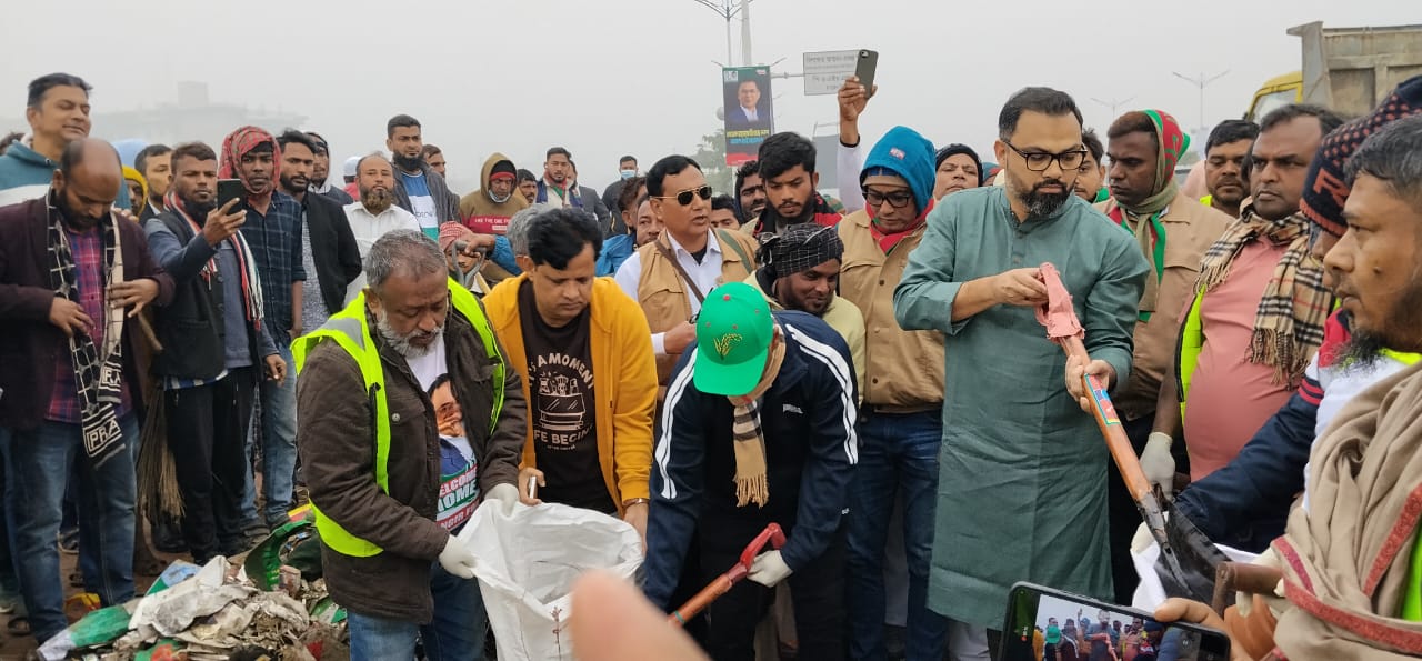 ৩০০ ফিট সড়কে আমিনুল হকের নেতৃত্বে বিএনপির বর্জ্য অপসারণ কার্যক্রম