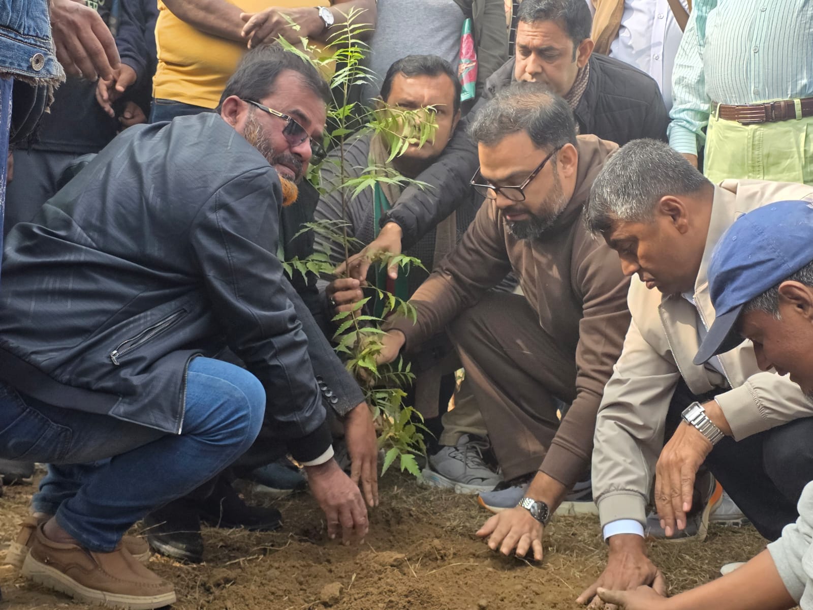 *সংবর্ধনাস্থলের ক্ষত পুষিয়ে বৃক্ষরোপণ, নেতৃত্বে আমিনুল হক*