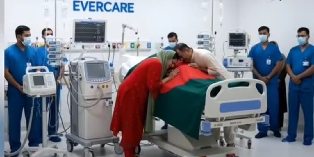 মায়ের মরদেহ দেখে হাসপাতাল ছাড়লেন বিষণ্ন তারেক রহমান