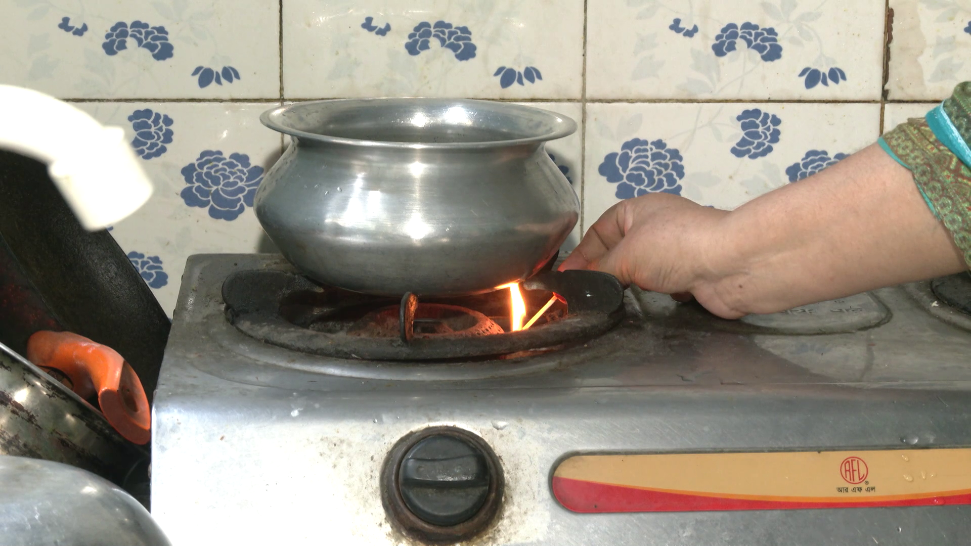 ঢাকা ৬২ নং ওয়ার্ডে চরম গ্যাস সংকট: সন্দেহজনক সংযোগ বিচ্ছিন্নের আশ্বাসেও মিলছে না সমাধান, আন্দোলনের হুঁশিয়ারি