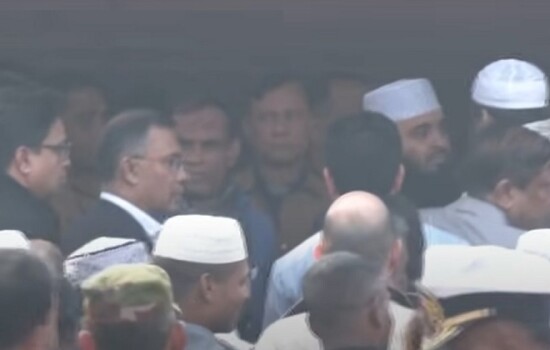 খালেদা জিয়ার কফিন কাঁধে তুলে নিলেন আজহারী ও মামুনুল হক