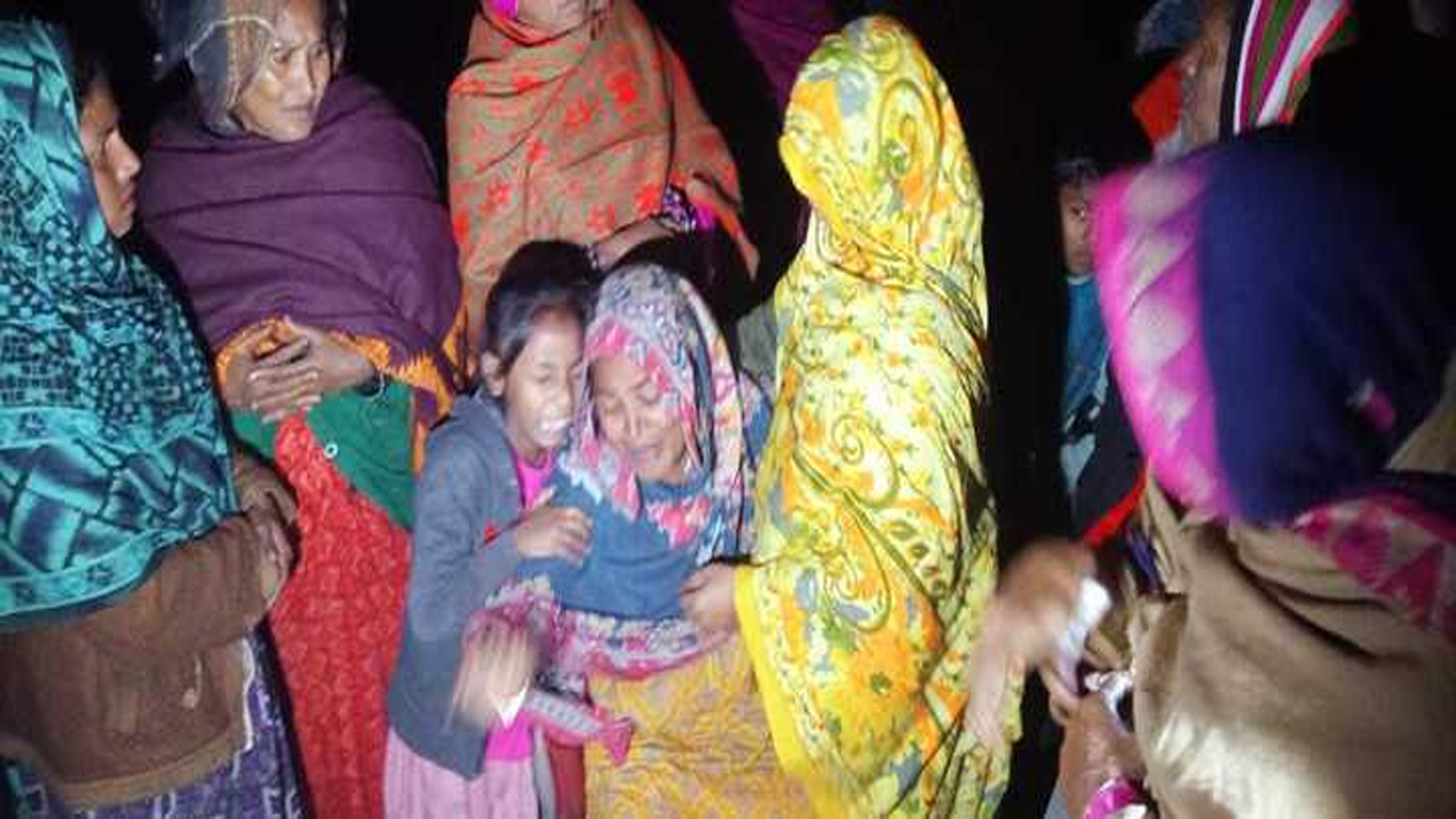 গাইবান্ধা গাছ কাটার সময় চাপা পড়ে আপন দুই বোনের মর্মান্তিক মৃত্যু।