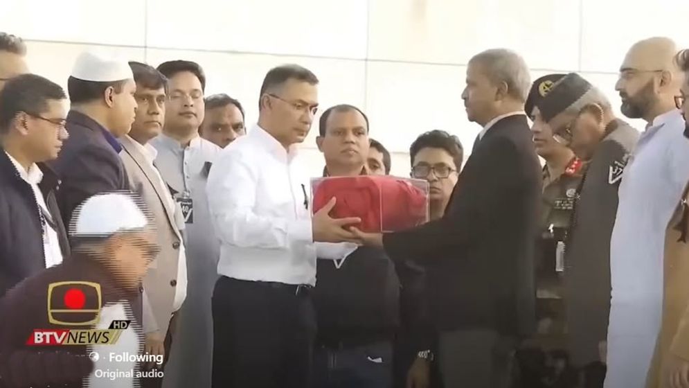 একজন আপসহীন নেত্রীর কাছে ঋণ বেগম খালেদা জিয়া: সাহস, মর্যাদা ও জাতীয় পতাকার প্রতীক