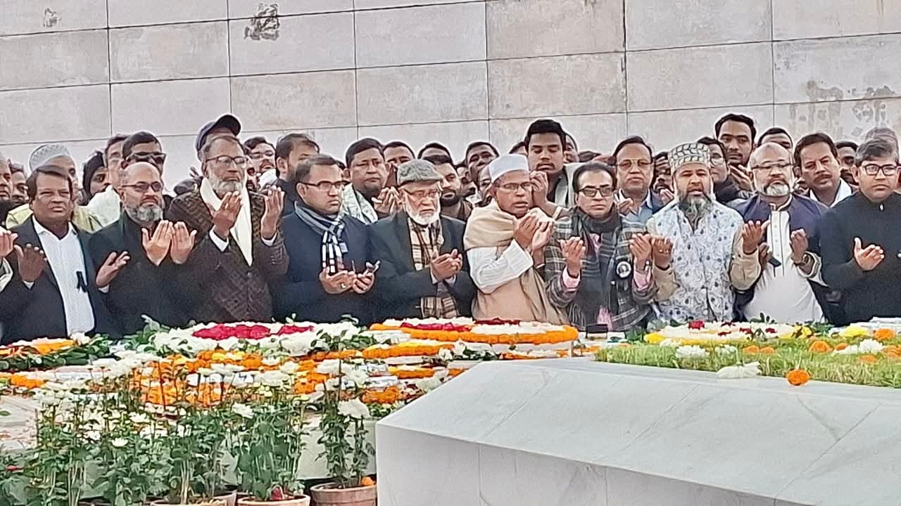 শহীদ জিয়া ও দেশনেত্রী খালেদা জিয়ার কবর জিয়ারত: গণতন্ত্র পুনরুদ্ধারের অঙ্গীকারে বিএনপির কঠোর বার্তা