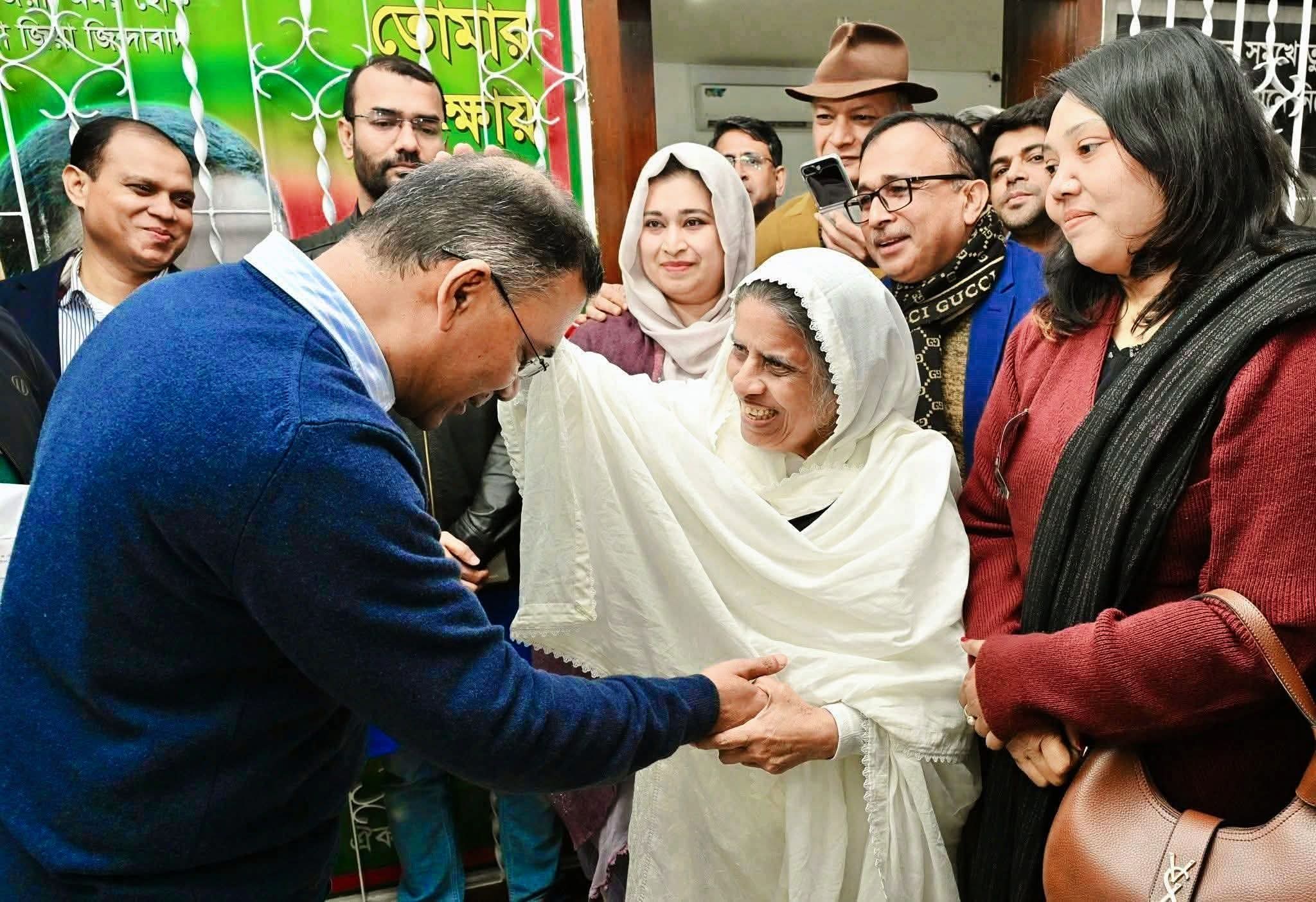 পরম মমতার দৃশ্য, রাজনীতির আবেগঘন বার্তা পরম মমতা ও মাতৃস্নেহের এক আবেগঘন মুহূর্তে