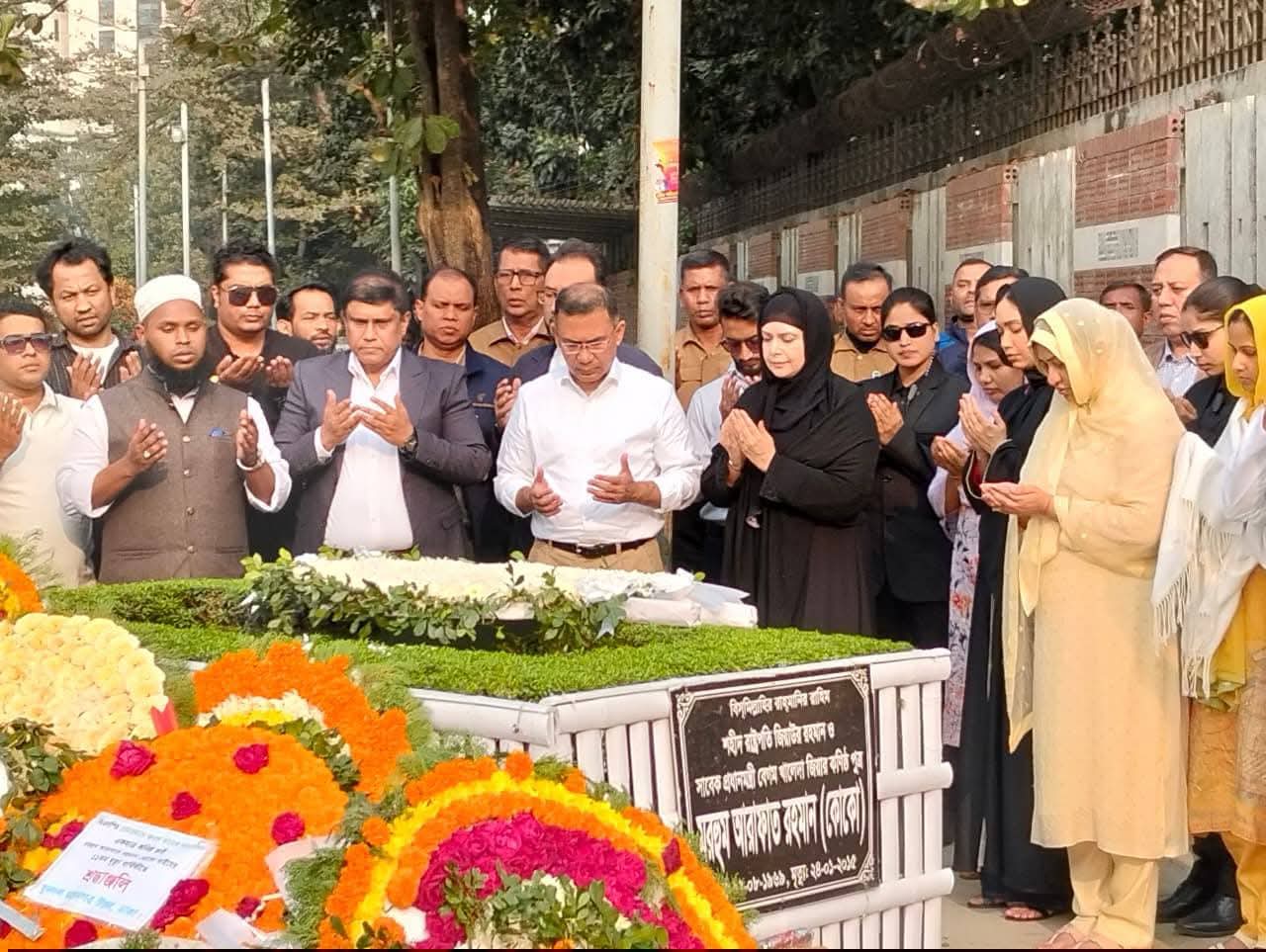 আরাফাত রহমান কোকোর ১১তম মৃত্যুবার্ষিকীতে বনানী কবরস্থানে তারেক রহমানসহ পরিবারের দোয়া