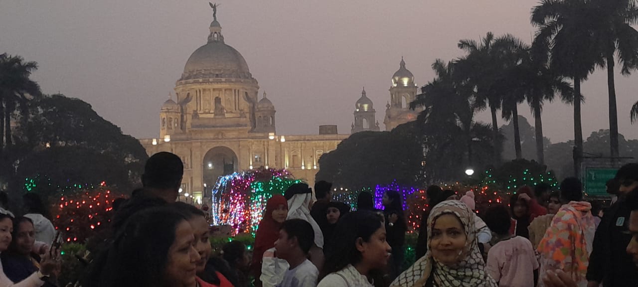 ৩১শে ডিসেম্বরের মধ্যরাত্রি থেকে ১লা জানুয়ারি কলকাতা মহানগরী আনন্দে ভাসলো।