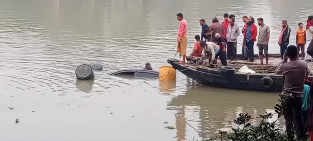 খুলনায় ড্রাইভারের ভুলে মূল্যবান সম্পদ সহ প্রাইভেট কার নদী গর্ভে।