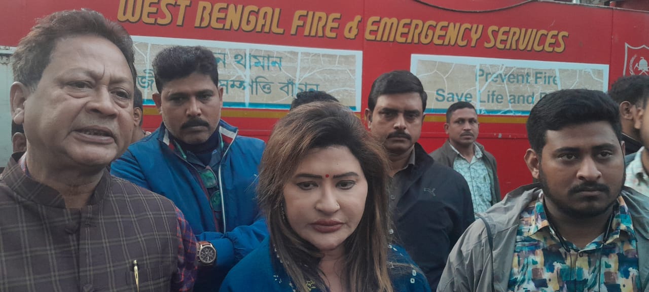 সুবোধ মল্লিক স্কোয়ারের ভুটানি মার্কেটে,গরমের পোশাক সাজানো দোকান গুলি আগুনে বশীভূত