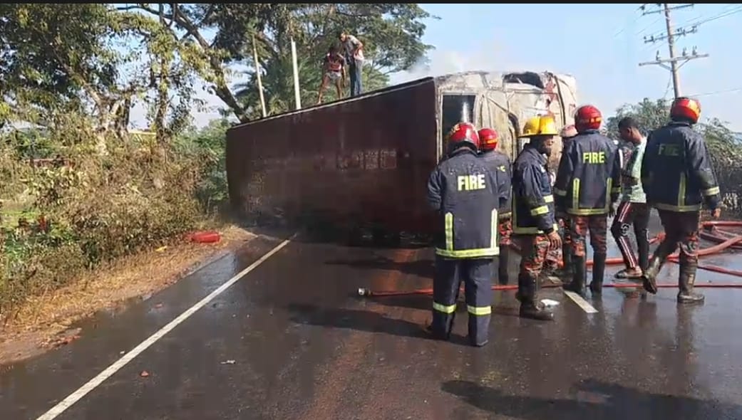 দাউদকান্দিতে চলন্ত বাসে আগুন: অব্যবস্থাপনা আর অবহেলার বলি ৪ প্রাণ, দগ্ধ অর্ধশতাধিক