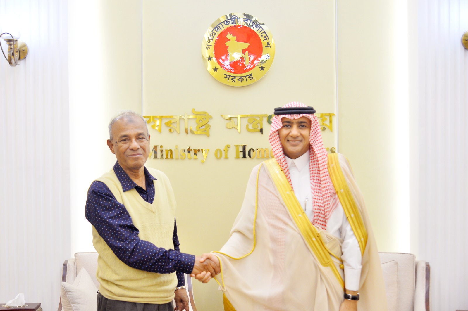 স্বরাষ্ট্র উপদেষ্টার সঙ্গে সৌদি রাষ্ট্রদূতের সৌজন্য সাক্ষাৎ দ্বিপাক্ষিক সম্পর্ক আরও সুদৃঢ় করার অঙ্গীকার