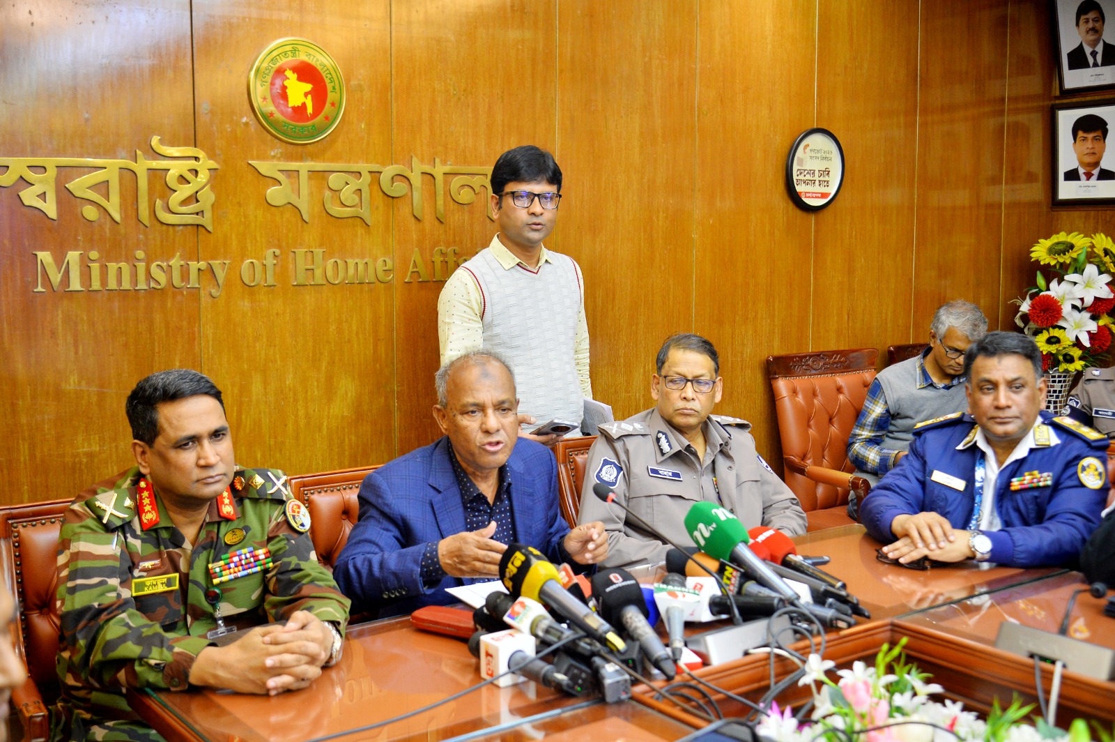 ত্রয়োদশ জাতীয় সংসদ নির্বাচন ঘিরে সর্বোচ্চ নিরাপত্তা প্রস্তুতি প্রায় ৯ লাখ আইনশৃঙ্খলা বাহিনী সদস্য, ড্রোন, সিসিটিভি ও বডি ক্যামেরার নজরদারি