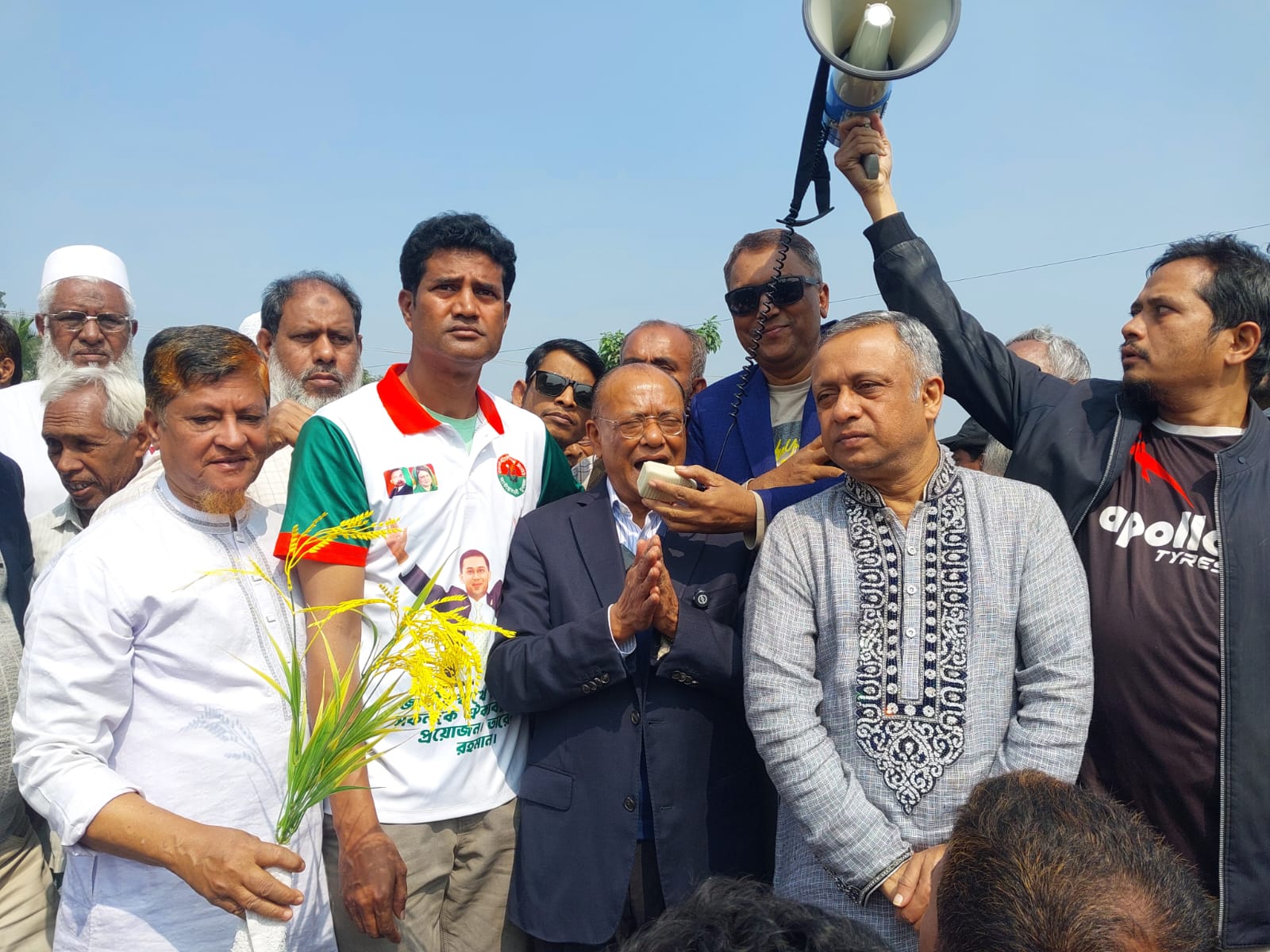 এলাকার উন্নয়ন ত্বরান্বিত করতে ধানের শীষে ভোট দিন গনসংযোগে মিন্টু