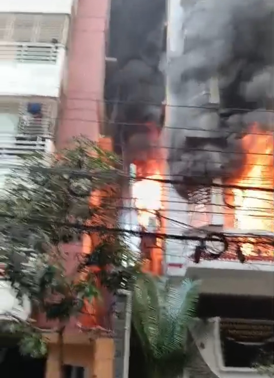উত্তরার সাততলা ভবনে ভয়াবহ অগ্নিকাণ্ড: এক পরিবারের তিনজনসহ নিহত ৫