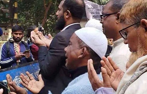 শোকের ভিড়ে বিজয় সরণি: ব্যারিকেডের সামনে কান্না ও মোনাজাত, পরে খালেদা জিয়ার কবর জিয়ারতের সুযোগ