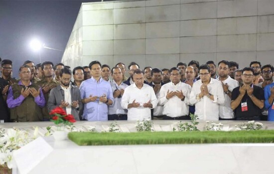 মা–বাবার কবর জিয়ারতে গণতন্ত্রের অঙ্গীকার পুনর্ব্যক্ত তারেক রহমান